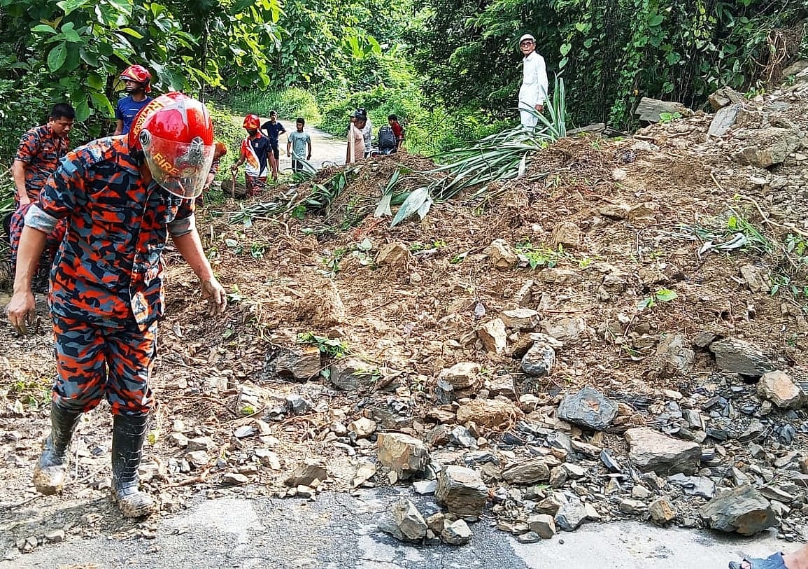 সড়কের মাটি সরানোর কাজ করছে ফায়ার সার্ভিস। আজ সকালে রাঙামাটিতে বাঘাইছড়ি উপজেলার সাজেক ইউনিয়নে