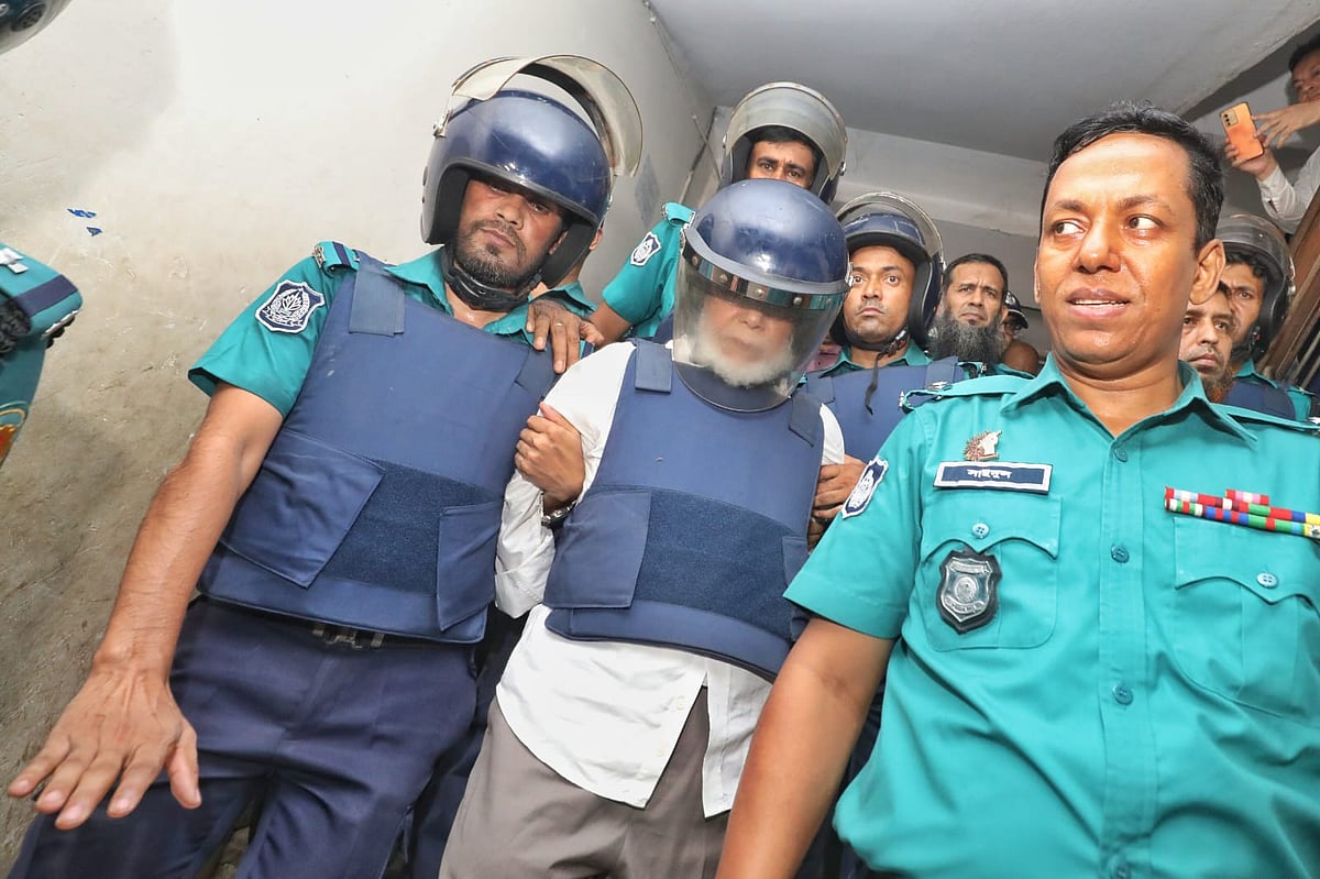 সাবেক প্রধান বিচারপতি এ বি এম খায়রুল হককে আদালত থেকে হাজতখানায় নেওয়া হচ্ছে। বৃহস্পতিবার সন্ধ্যায় ঢাকার সিএমএম আদালত প্রাঙ্গণ