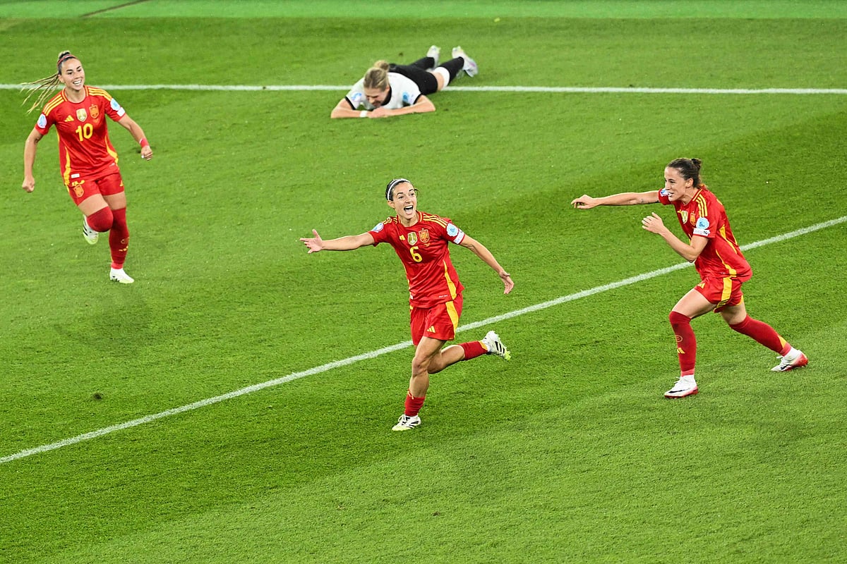 গোলের পর বোনমাতির উদ্‌যাপন। পেছনে হতাশায় শুয়ে পড়লেন জার্মানির খেলোয়াড়