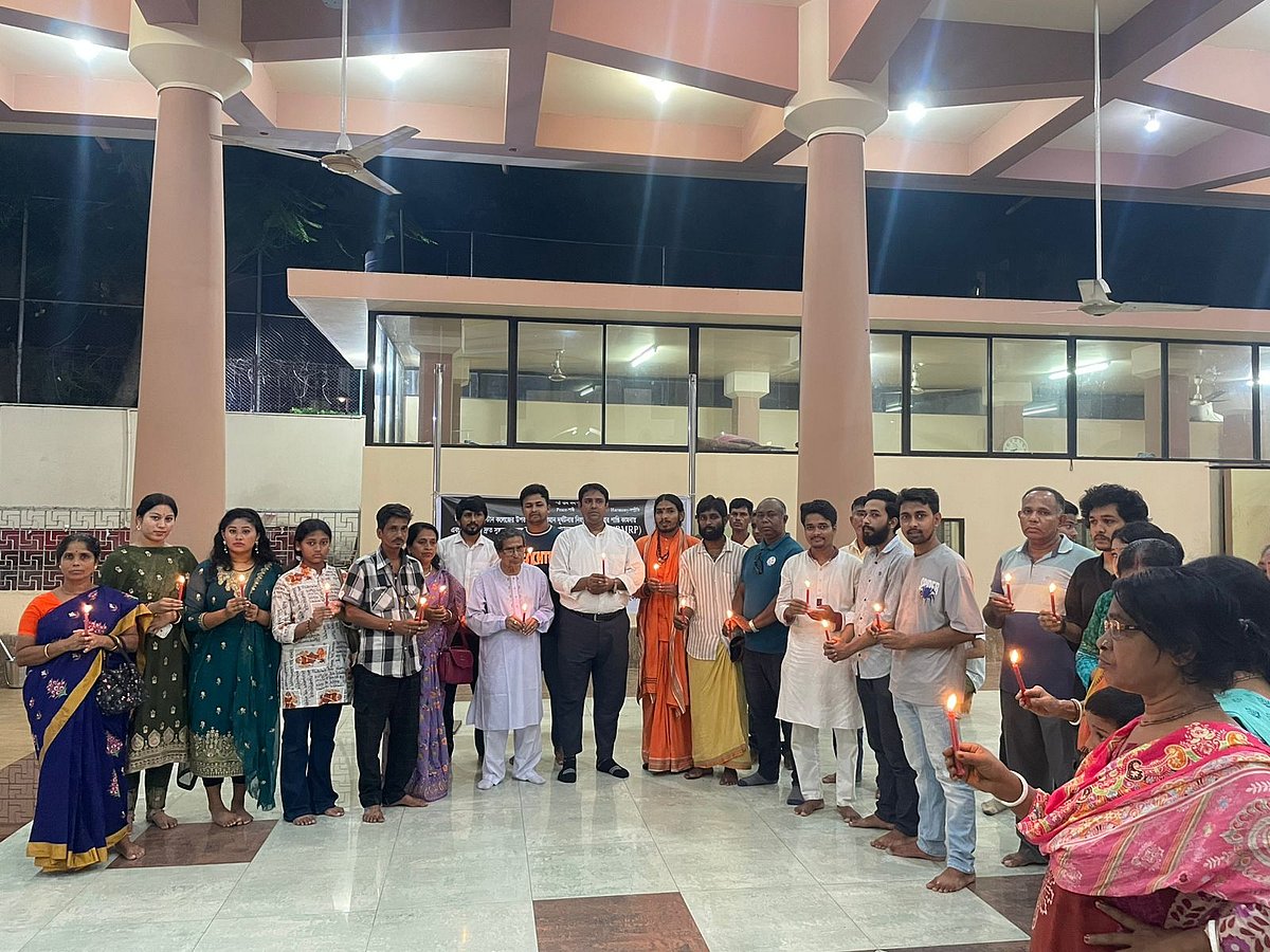 যুদ্ধবিমান বিধ্বস্তের ঘটনায় নিহতদের আত্মার শান্তি কামনা করে ঢাকেশ্বরী জাতীয় মন্দিরে বিশেষ প্রার্থনা সভা অনুষ্ঠিত হয়েছে