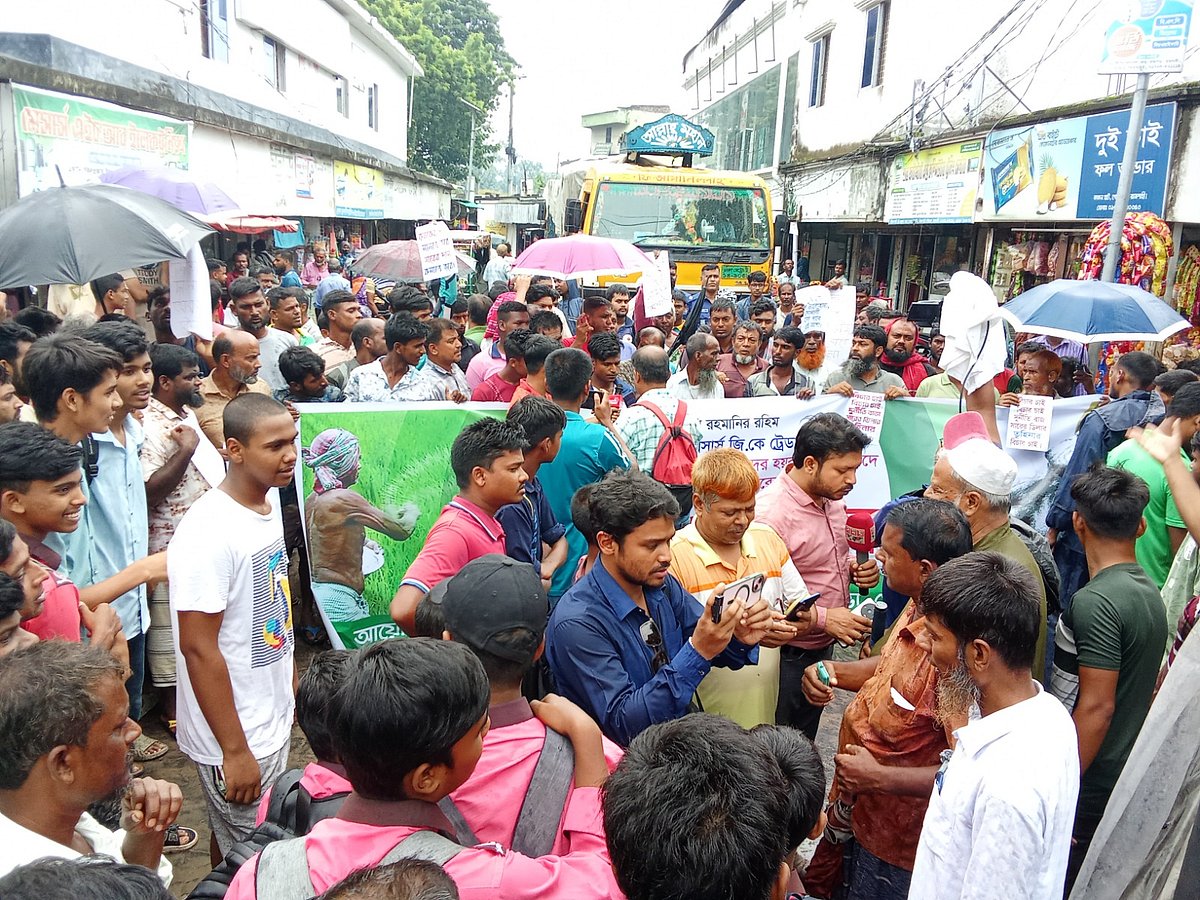 ন্যায্য দামে সার না পেয়ে রাজশাহীর গোদাগাড়ী উপজেলার কাঁকনহাটে কৃষকদের বিক্ষোভ। বৃহস্পতিবার দুপুরে