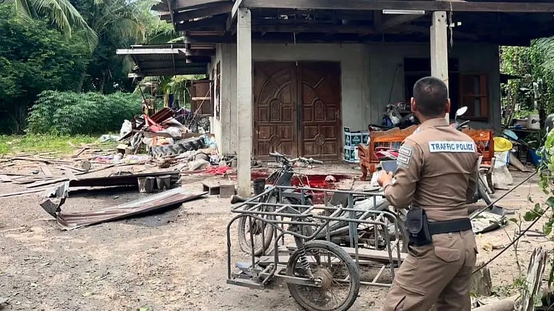 থাইল্যান্ডের সেনাবাহিনী ফেসবুকে এই ছবি পোস্ট করে বলেছে, কম্বোডিয়ার ছোড়া রকেটের আঘাতে সুরিন প্রদেশের কাপ চুয়েং জেলায় তিনজন আহত হয়েছেন