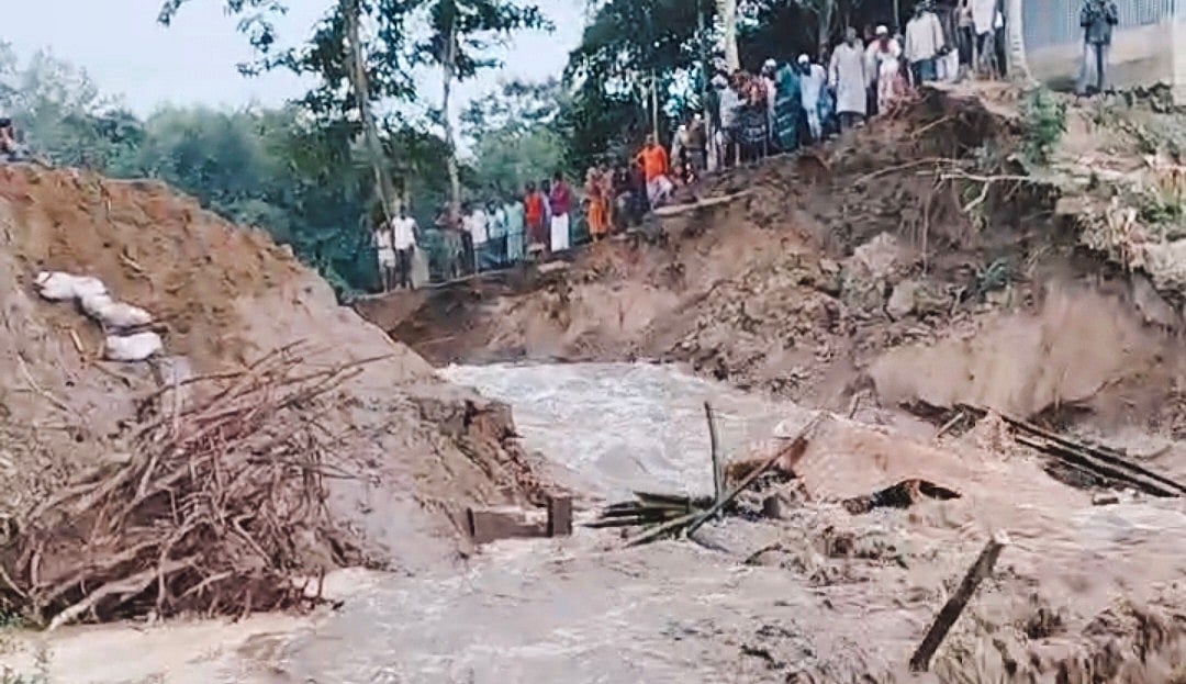 বগুড়ার শেরপুরের সুঘাট ইউনিয়নের চককল্যাণী গ্রামে পানির চাপে ধসে গেছে বন্যা নিয়ন্ত্রণ বাঁধ। আজ বৃহস্পতিবার সন্ধ্যায়