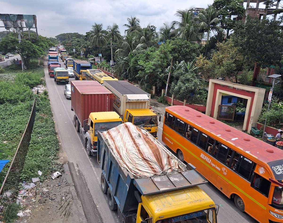 কুমিল্লায় ঢাকা-চট্টগ্রাম মহাসড়কে থেমে থেমে গাড়ি চলছে। আজ বৃহস্পতিবার সকালে