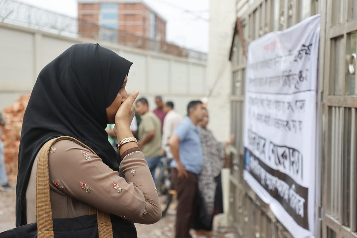 স্কুলের সামনে এভাবে কাঁদতে দেখা গেছে এক মেয়েকে। সে স্কুলের অষ্টম শ্রেণির শিক্ষার্থী। নিজে বেঁচে গেলেও তার সহপাঠীর ছোট বোন মারা গেছে। আজ বৃহস্পতিবার সকালে