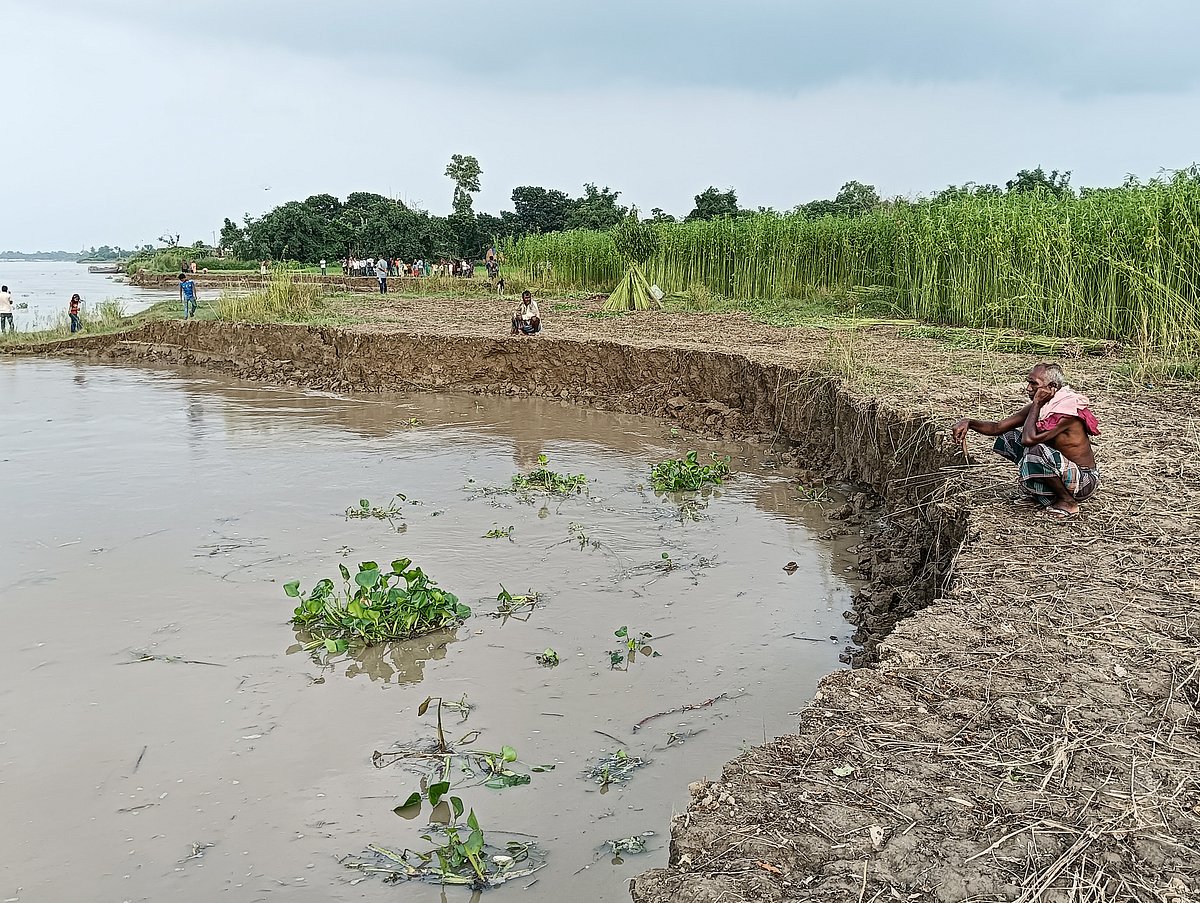 রাজবাড়ীতে পদ্মার পানি বাড়ার সঙ্গে সঙ্গে ভাঙন বেড়েছে। ভাঙন বাড়ির কাছে আসায় দুশ্চিন্তায় আছেন কৃষক কুদ্দুস সরদার। গত সোমবার বিকেলে দেবগ্রাম এলাকায়