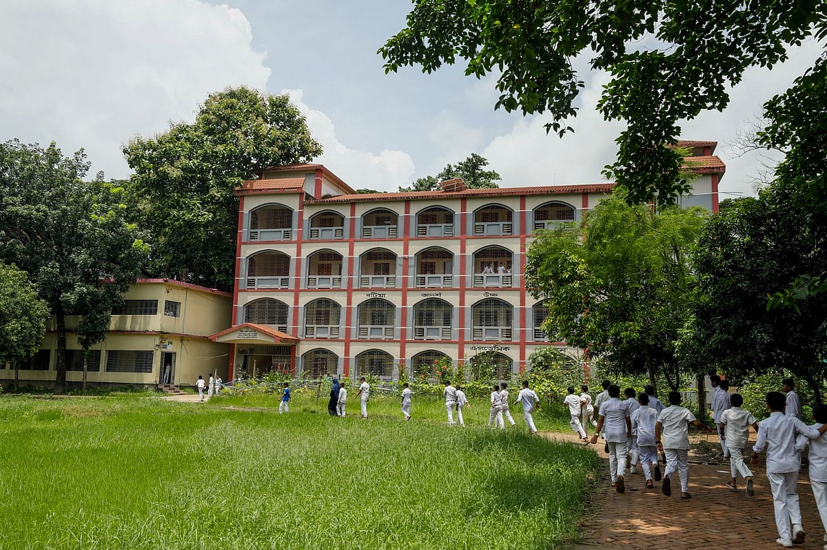 ছাত্রদের আনাগোনায় সব সময় মুখরিত থাকে স্কুলের পুরোনো ও নতুন ভবনের প্রাঙ্গণ। সম্প্রতি পটিয়া আদর্শ উচ্চ বিদ্যালয়ে
