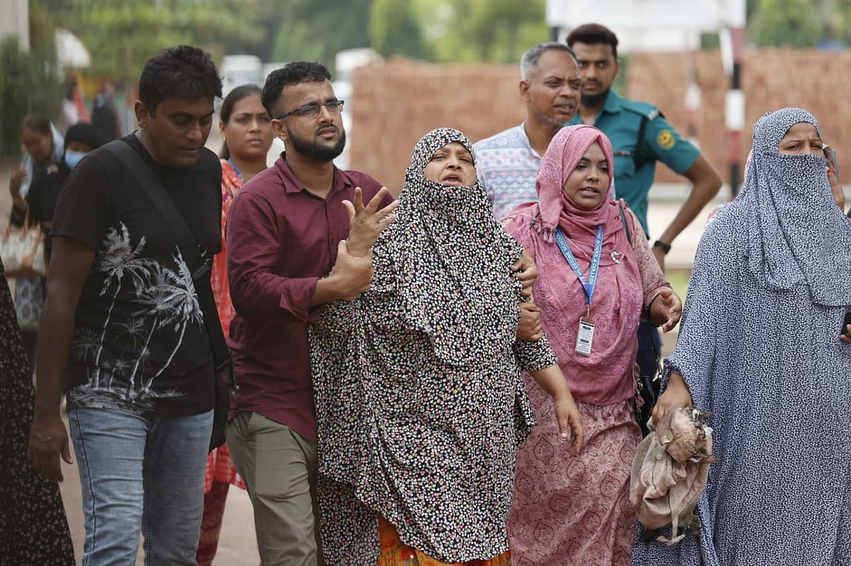 মেয়ের খোঁজে স্কুলে এসেছেন এই মা ও স্বজনেরা। বের হওয়ার সময় স্বজনের হাতে ছিল পোড়া ব্যাগ। আজ বৃহস্পতিবার সকালে