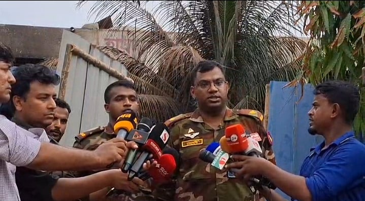 উত্তরায় মাইলস্টোন স্কুল অ্যান্ড কলেজে সাংবাদিকদের সঙ্গে কথা বলেন সেনাবাহিনীর ৪৩ রেজিমেন্টের ব্যাটালিয়নের কমান্ডার মেজর মেহেদী হাসান