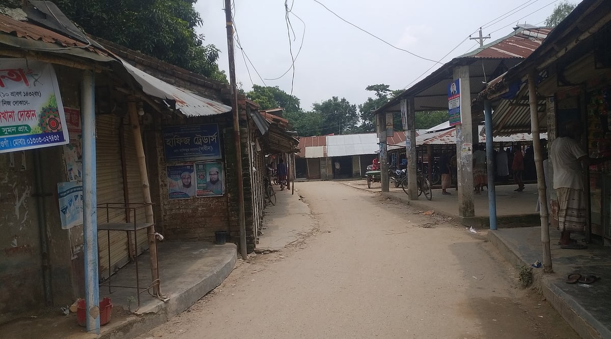 গ্রামের বাজারের দোকানপাট বন্ধ, জনশূন্য এলাকা। আজ বৃহস্পতিবার
