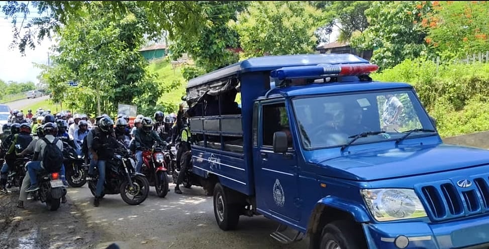 ধসে পড়া মাটি সরিয়ে নেওয়ার পর পযর্টকদের আটকে পড়া গাড়ি ছেড়ে যাচ্ছে গন্তব্যে উদ্দেশ্যে। আজ দুপুর আড়াইটার দিকে রাঙামাটির বাঘাইছড়ির সাজেকের রুইলুই ভ্যালি থেকে