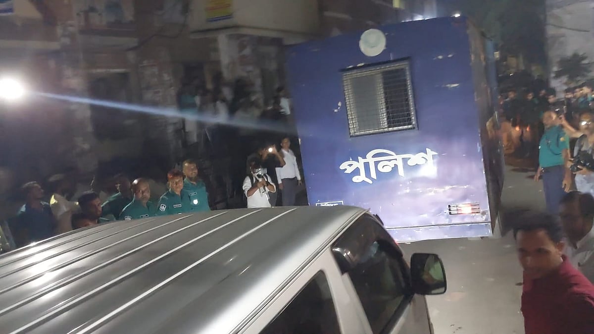 এই প্রিজন ভ্যানে সাবেক প্রধান বিচারপতি এ বি এম খায়রুল হককে আদালতে আনা হয়েছে। আজ বৃহস্পতিবার সন্ধ্যায় ঢাকার সিএমএম আদালত প্রাঙ্গণ