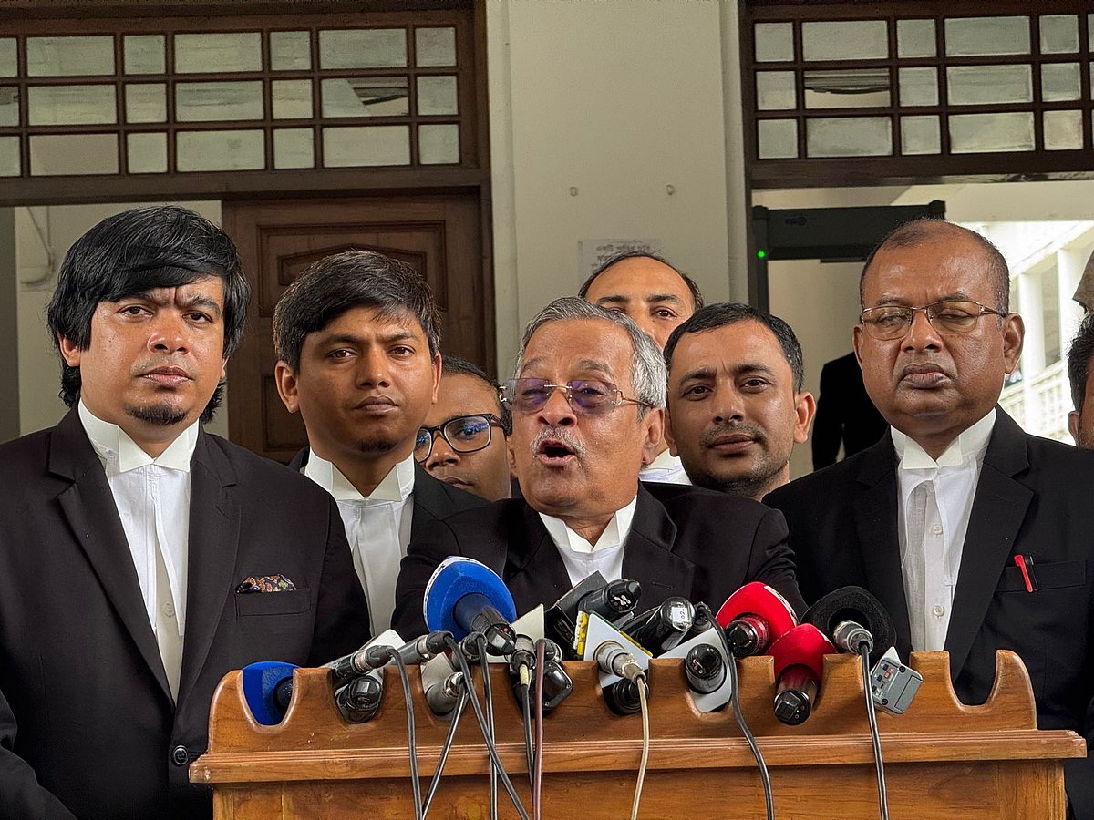 হাইকোর্ট বিভাগের বর্ধিত ভবনের সামনে ব্রিফিংয়ে বাংলাদেশ বার কাউন্সিলের ভাইস চেয়ারম্যান জ্যেষ্ঠ আইনজীবী জয়নুল আবেদীন