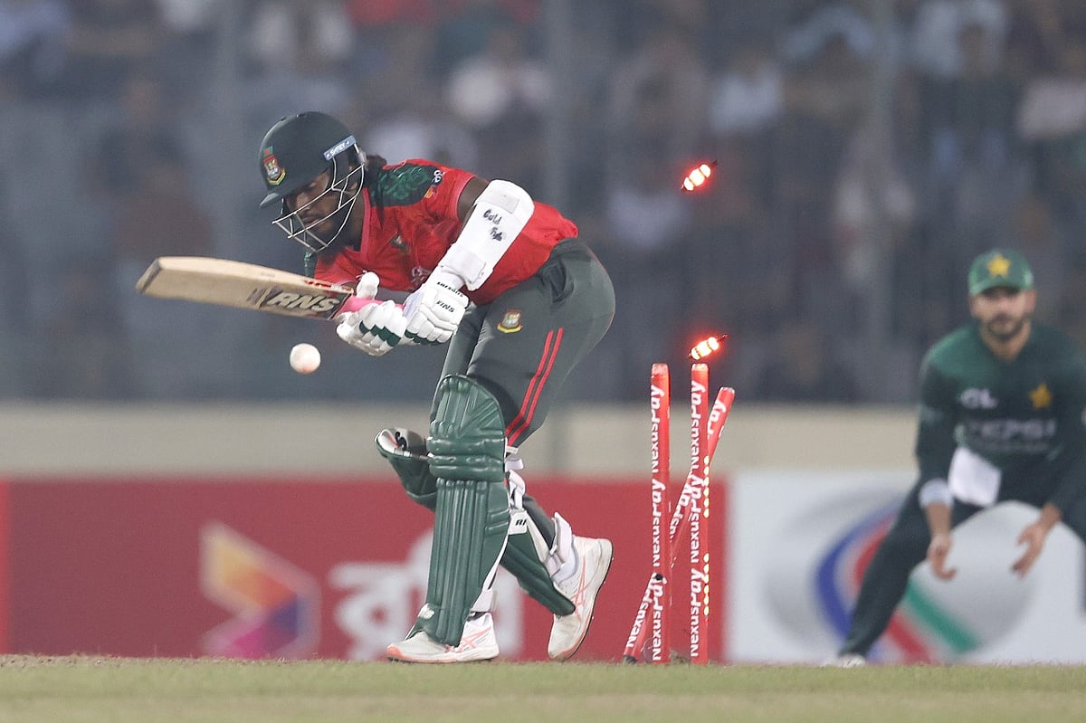 বোল্ড হওয়ার আগে আজ মাত্র ১ রান করতে পেরেছেন জাকের আলী। তবে সিরিজসেরার পুরস্কার জাকেরের হাতেই উঠেছে