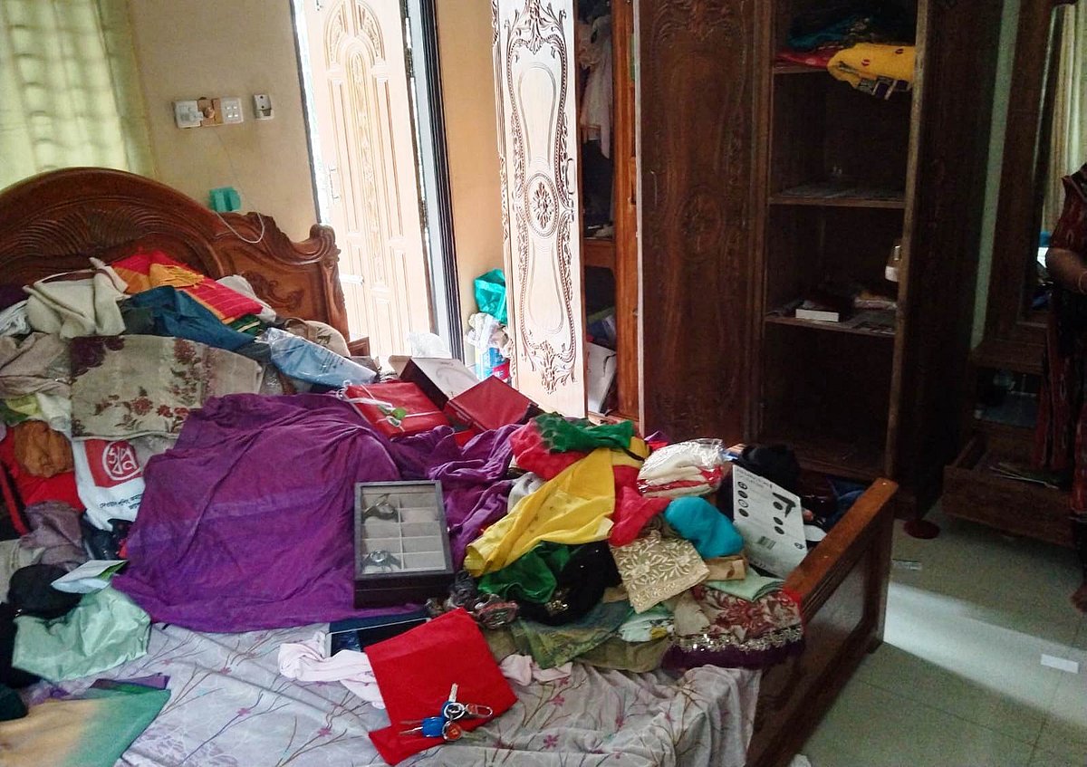 ঢাকার দোহারে নারিশা পশ্চিমচর এলাকায় ব্যবসায়ীর বাড়িতে আজ ভোরে ডাকাতি হয়েছে। এ সময় নগদ টাকা, বৈদেশিক মুদ্রাসহ ২৫ ভরি স্বর্ণালংকার ডাকাতি হয় বলে দাবি ভুক্তভোগীদের