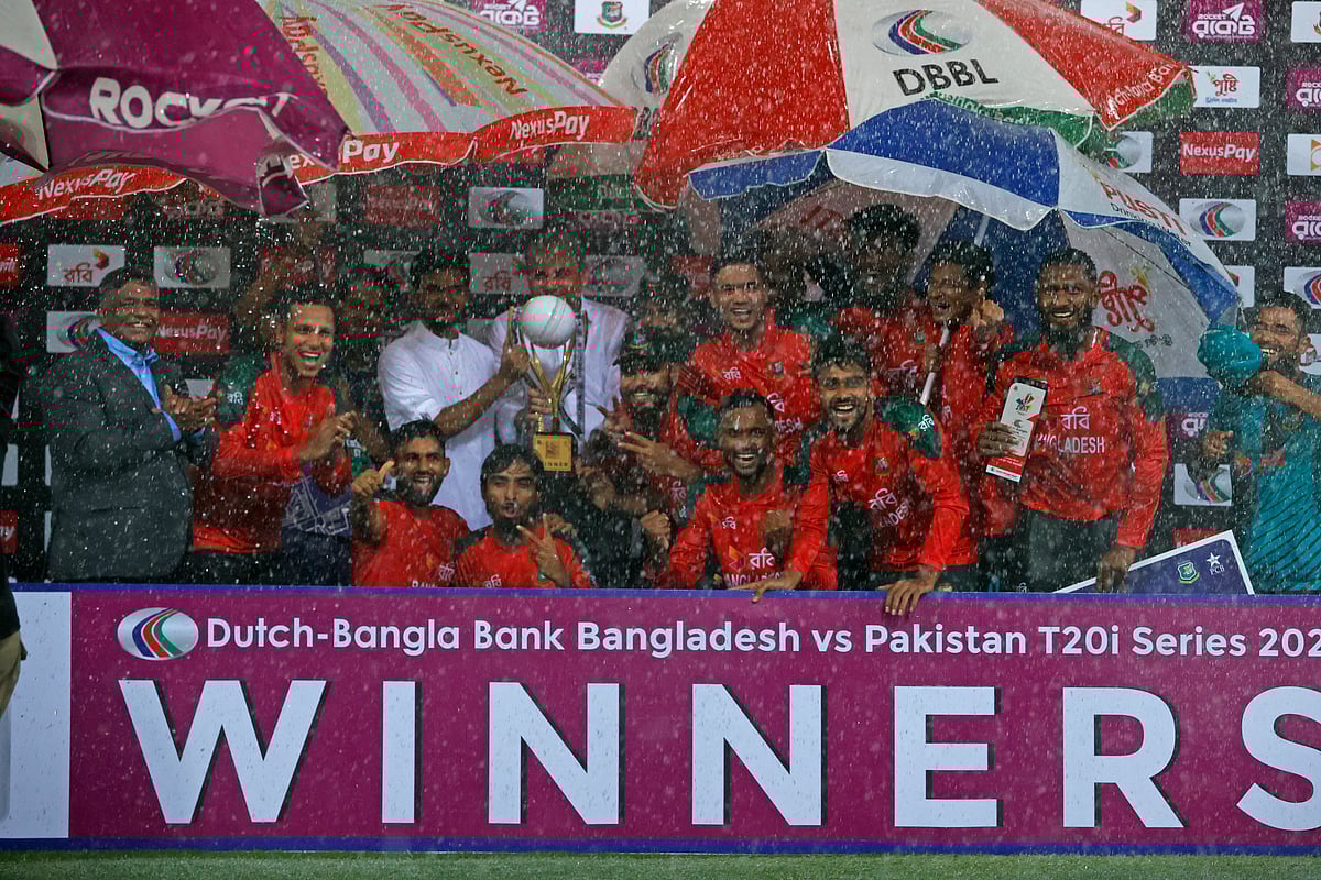 বৃষ্টির মধ্যে ট্রফি নিয়ে উদ্‌যাপন করে বাংলাদেশ দল।