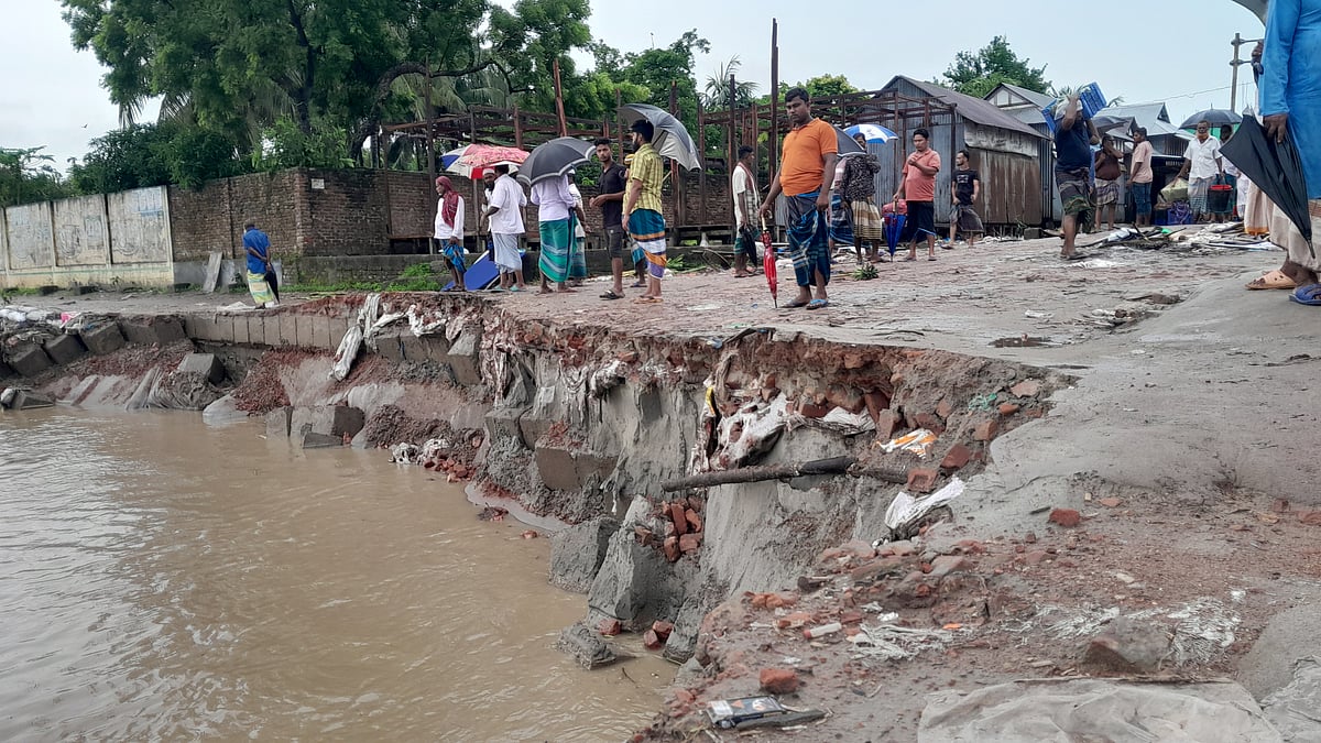 শরীয়তপুরের জাজিরায় পদ্মা সেতু প্রকল্প এলাকার রক্ষা বাঁধে ভাঙন বাড়ছেই। গতকাল বুধবার