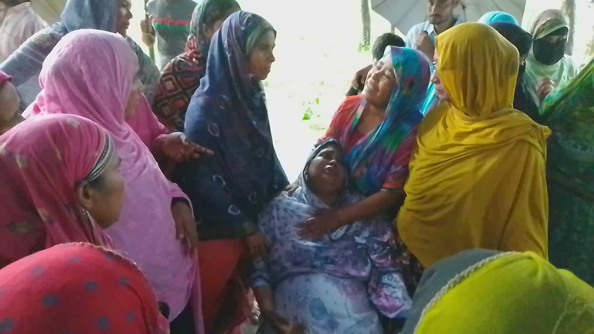 সড়ক দুর্ঘটনায় নিহতদের স্বজনেরা কান্নায় ভেঙে পড়েন