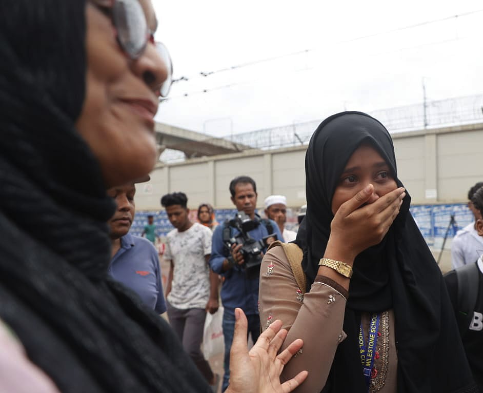 উম্মে সালমা মাইলস্টোন স্কুল অ্যান্ড কলেজের অষ্টম শ্রেণির শিক্ষার্থী। যুদ্ধবিমান বিধ্বস্তের সময় সে স্কুলে উপস্থিত ছিল। সেদিন তার সহপাঠীর ছোট বোন এই ঘটনায় মারা যায়। স্কুলের সামনে এসে সেদিনের কথা মনে করে কান্নায় ভেঙে পড়ে সে। উত্তরা, ঢাকা, ২৪ জুলাই