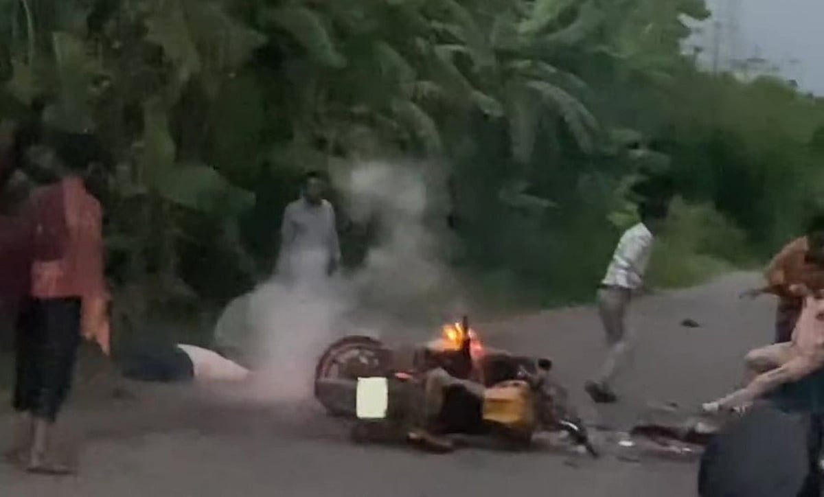 নোয়াখালীর সেনবাগ-সোনাইমুড়ী সড়কে দুটি মোটরসাইকেলের সংঘর্ষের পর একটিতে আগুন ধরে যায়। আজ সন্ধ্যা পৌনে সাতটায়