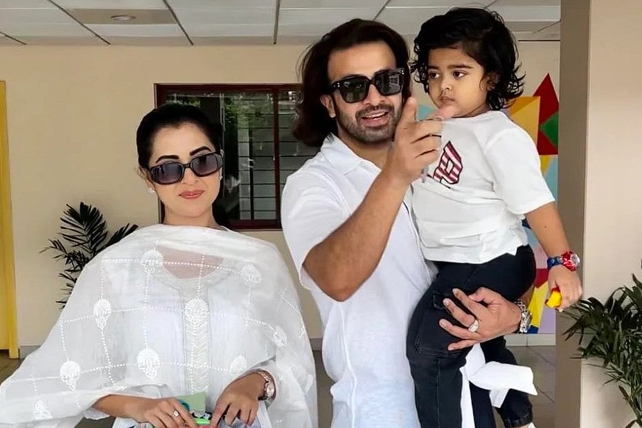 সন্তান শেহজাদ খান বীরকে নিয়ে এক ফ্রেমে শাকিব খান ও শবনম বুবলী