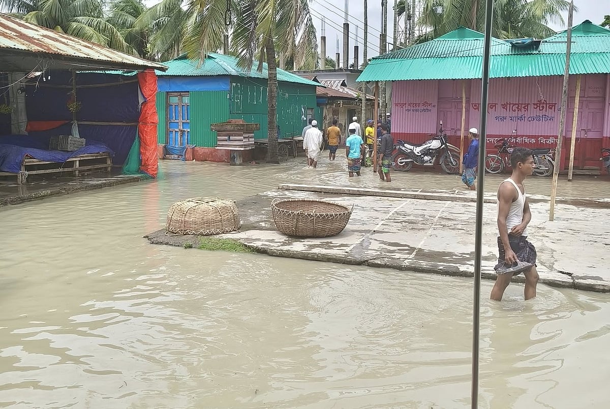 নোয়াখালী- অস্বাভাবিক জোয়ারের পানিতে প্লাবিত নিঝুম দ্বীপের নামার বাজার। শুক্রবার দুপুর ১টায়