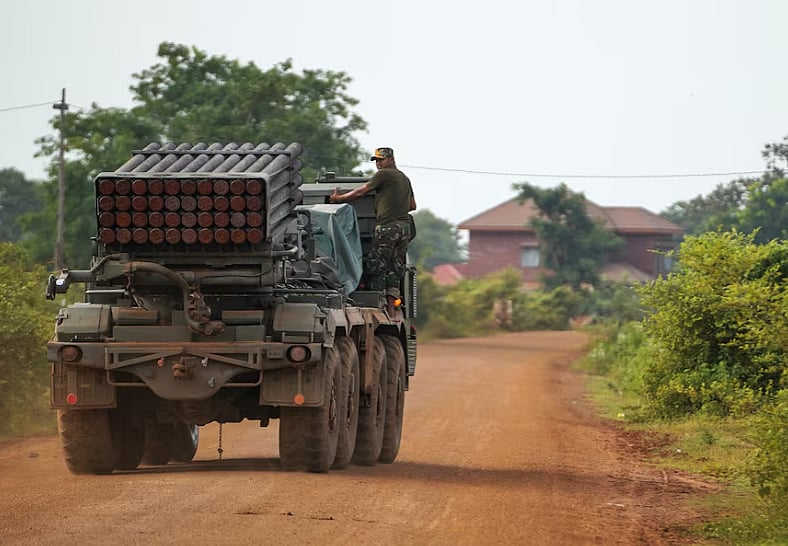 কম্বোডিয়ার ওদ্দার মিনচেই প্রদেশে বিতর্কিত তা মোয়ান থম মন্দির থেকে প্রায় ৪০ কিলোমিটার দূরে বিএম-২১ গ্র্যাড রকেট লঞ্চারের ওপর অবস্থান নেওয়া এক কম্বোডীয় সেনা। ২৫ জুলাই ২০২৫