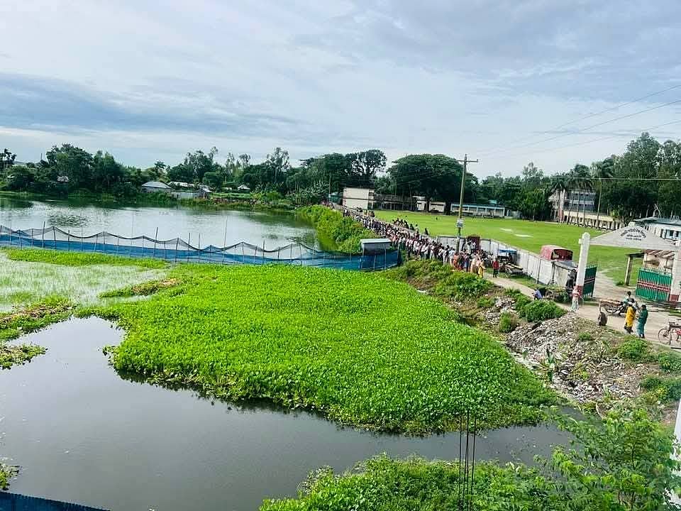 গাইবান্ধার সাঘাটা থানায় ঢুকে পুলিশের ওপর হামলা করা অজ্ঞাতনামা যুবকের লাশ থানা ভবনের পাশে একটি বিদ্যালয়ের পুকুর থেকে উদ্ধার করা হয়েছে। শুক্রবার সকালে
