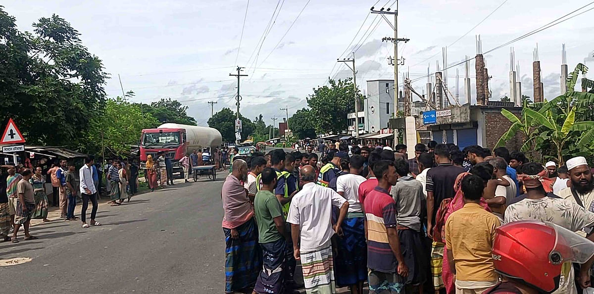 সড়ক দুর্ঘটনার জায়গায় ভিড় করেছেন এলাকার লোকজন। আজ শুক্রবার সকালে নাটোরের সিংড়া উপজেলার খেজুরতলা বাজার মোড়ে