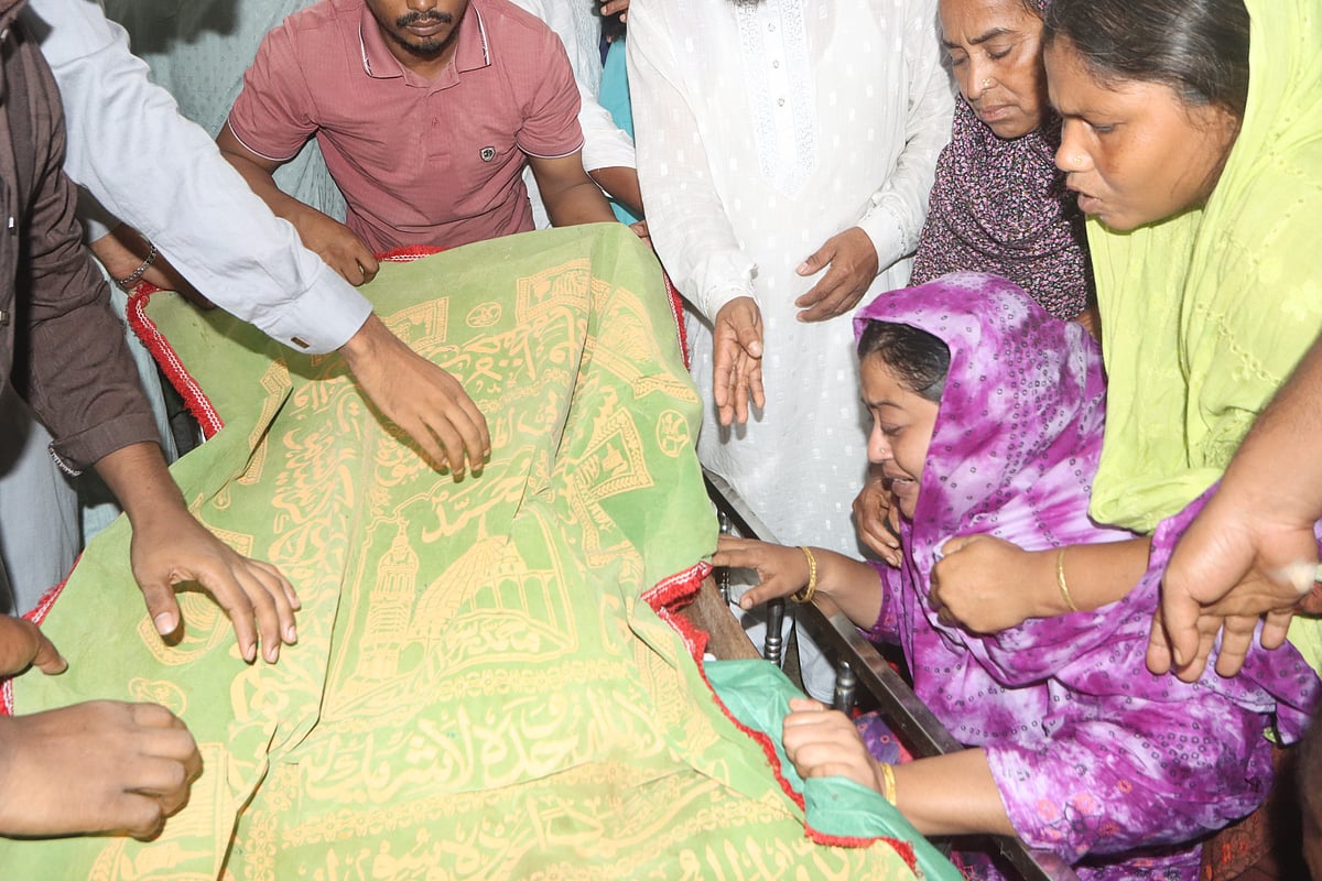 শিশু রাইসা মনির লাশ দাফনের জন্য আনা হলে শেষবারের মতো কফিন ধরে কান্নায় ভেঙে পড়েন মা রাবেয়া খাতুন। শুক্রবার সকালে আলফাডাঙ্গার বাজড়া গ্রামে