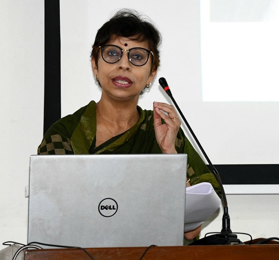 ‘আবুল মনসুর আহমদের আমেরিকা: বাংলাদেশের ভাষা আন্দোলনের এক বৈশ্বিক বুদ্ধিবৃত্তিক বয়ান’ শীর্ষক একক বক্তৃতা দিচ্ছেন শিকাগো বিশ্ববিদ্যালয়ের অধ্যাপক রোচনা মজুমদার। ভারতের প্রেসিডেন্সি বিশ্ববিদ্যালয়ে, ২৫ জুলাই