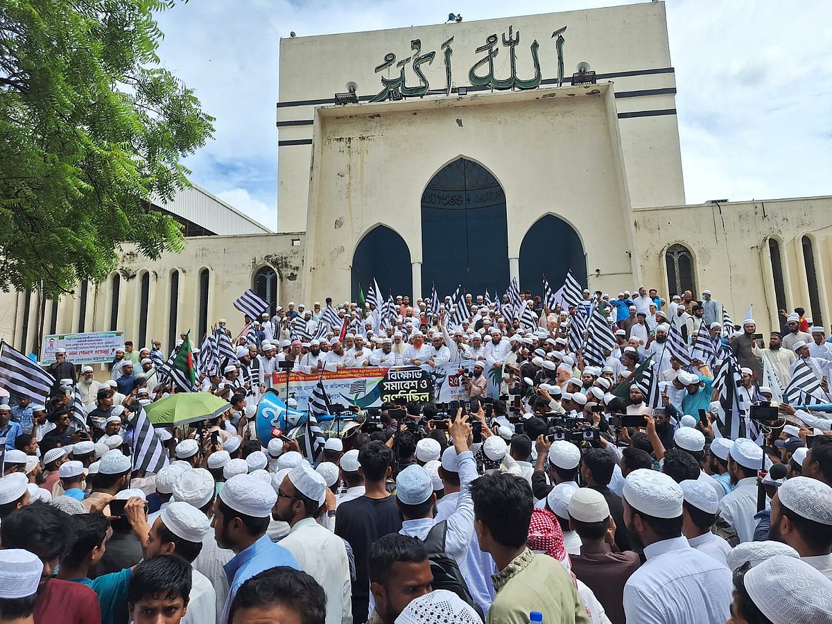 বায়তুল মোকাররমের উত্তর গেটে বাদ জুমা আয়োজিত বিক্ষোভ সমাবেশে জমিয়তে ওলামায়ে ইসলামের নেতারা