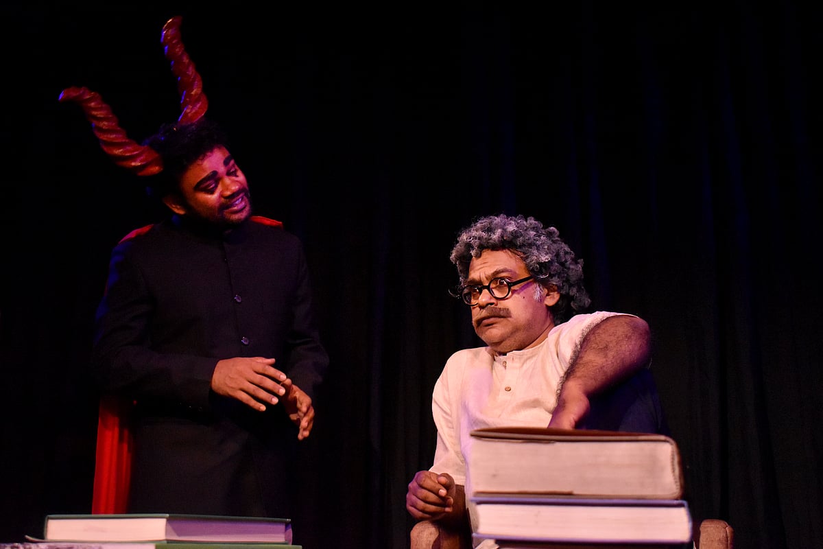 ‘বুদ্ধিজীবীর বাসায় শয়তান’ নাটকের দৃশ্য