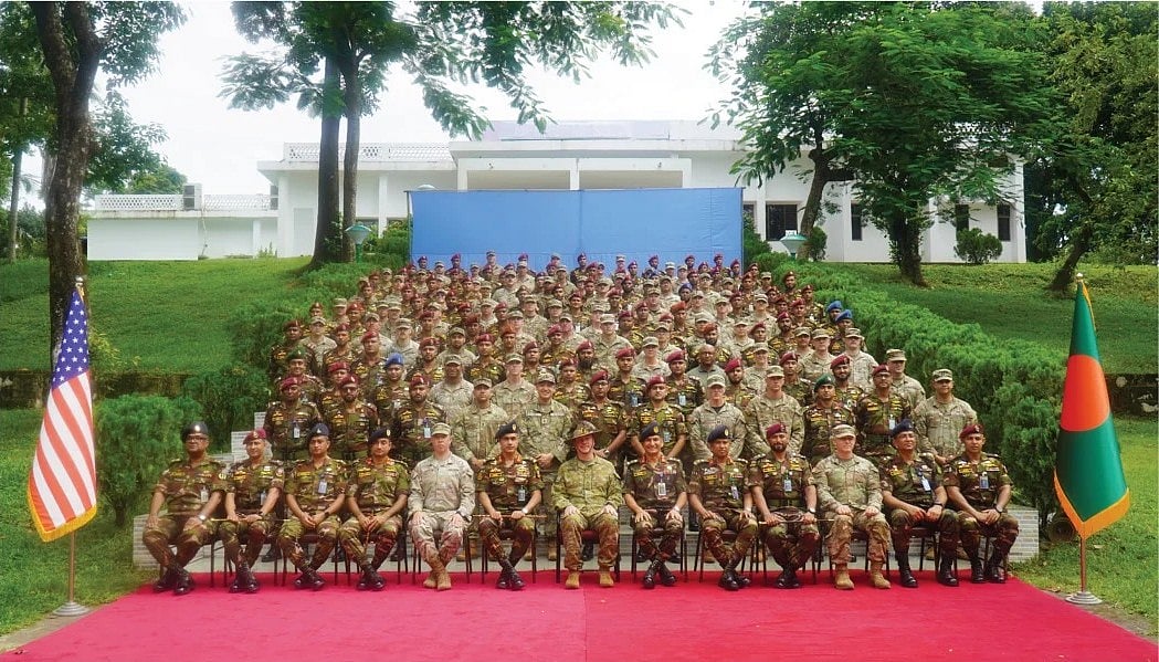 উদ্বোধনী অনুষ্ঠানে দলগত ছবিতে বাংলাদেশ সেনাবাহিনীর প্যারা কমান্ডো ব্রিগেড ও যুক্তরাষ্ট্রের প্যাসিফিক আর্মি কমান্ডের সেনাসদস্যরা। সিলেটের জালালাবাদ সেনানিবাসে, ২৫ জুলাই