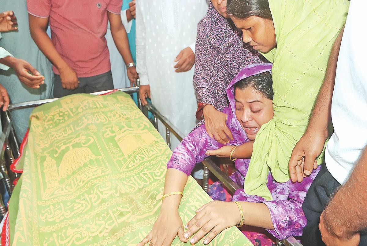 সন্তানের মৃতদেহ শেষবারের মতো স্পর্শ করে কান্নায় ভেঙে পড়েন মা রাবেয়া খাতুন। মাইলস্টোন স্কুলে বিমান বিধ্বস্তের ঘটনায় তৃতীয় শ্রেণির শিক্ষার্থী রাইসা মনির লাশ গ্রামের বাড়িতে দাফন করা হয়েছে। গতকাল ফরিদপুরের আলফাডাঙ্গার গোপালপুরের বাজরায়