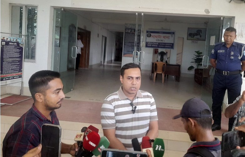 পুকুর থেকে যুবকের লাশ উদ্ধারের ঘটনায় ব্রিফিং। শুক্রবার বেলা আড়াইটার দিকে সাঘাটা থানা চত্বরে