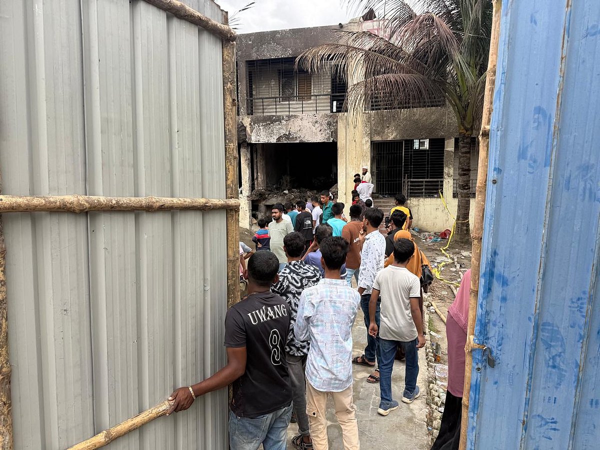 রাজধানীর উত্তরার দিয়াবাড়ির মাইলস্টোন স্কুল অ্যান্ড কলেজে যুদ্ধবিমান বিধ্বস্তের স্থান দেখতে লোকজনের ভিড়