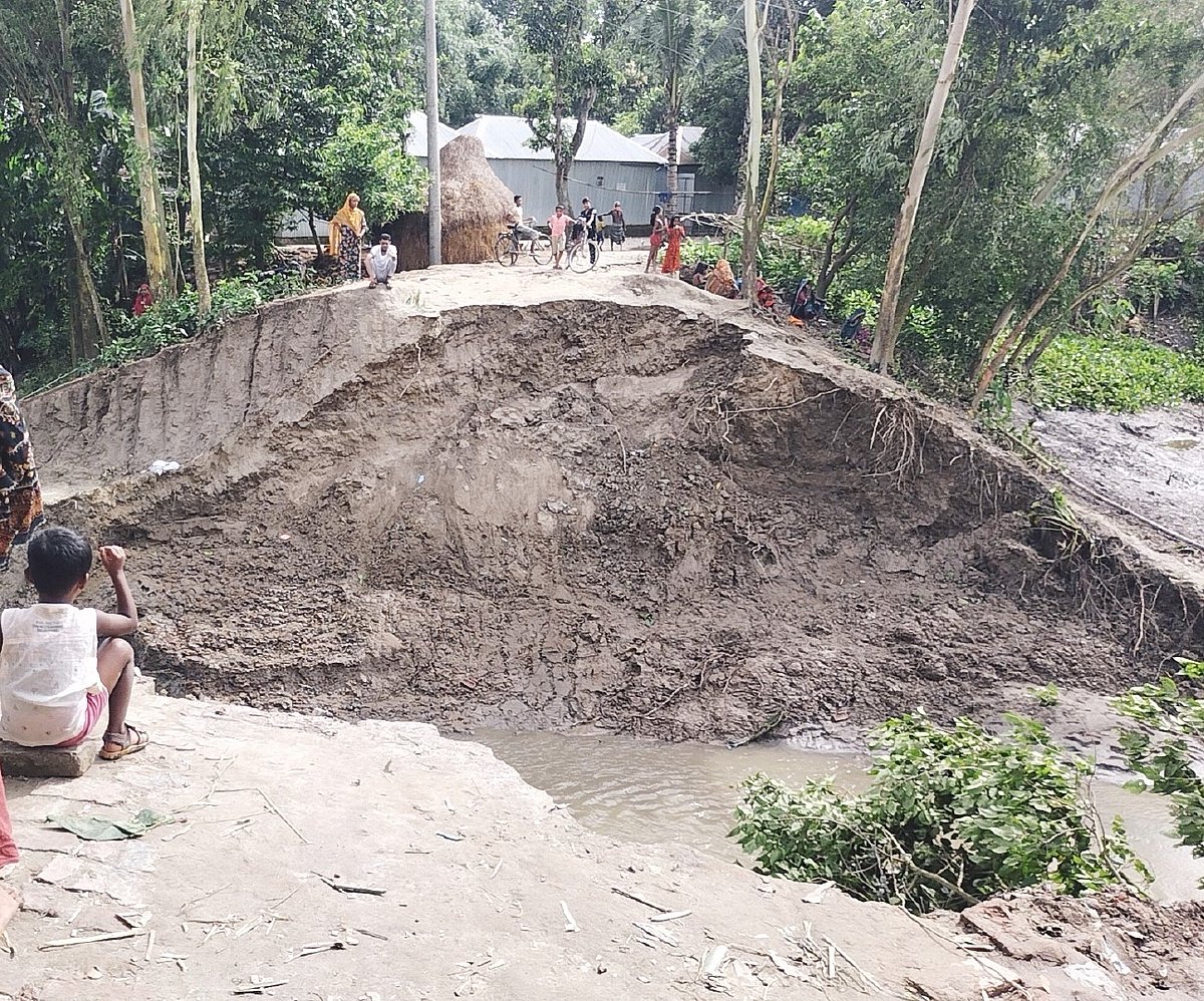 কাটাখালী বন্যা নিয়ন্ত্রণ বাঁধ ধসে পড়ায় ১২ গ্রামের মানুষের চলাচলে অসুবিধা দেখা দিয়েছে। আজ শুক্রবার