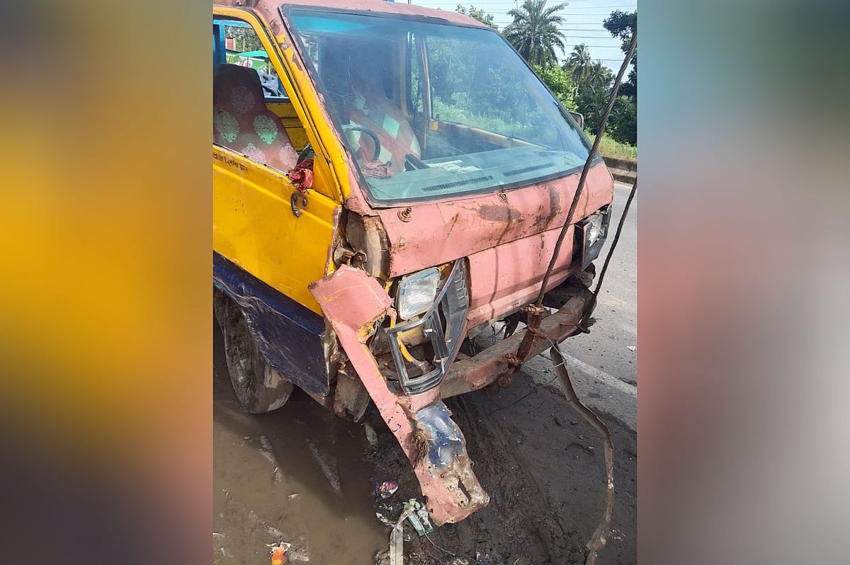 সড়ক দুর্ঘটনায় ক্ষতিগ্রস্ত পিকআপ ভ্যান