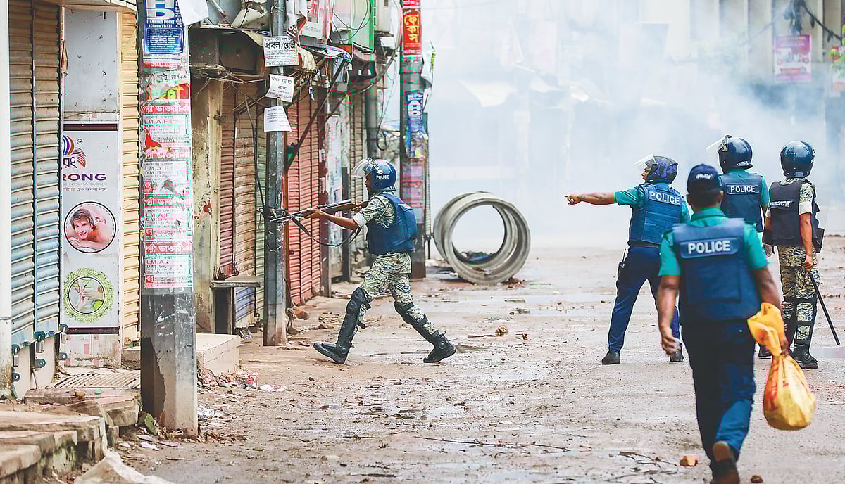 আন্দোলনকারীদের ওপর গুলি চালায় আইনশৃঙ্খলা রক্ষাকারী বাহিনী