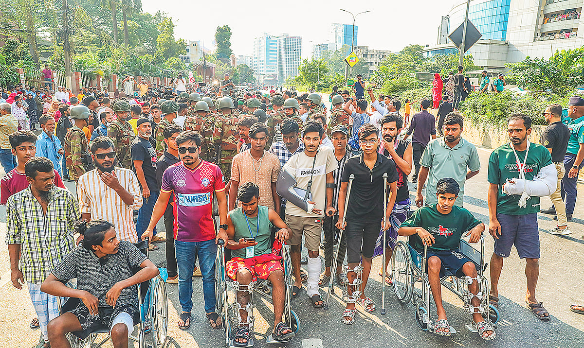 জুলাই–আগস্ট গণ–অভ্যুত্থানে আহত ব্যক্তিরা সুচিকিৎসার দাবি নিয়ে রাস্তায় নামেন