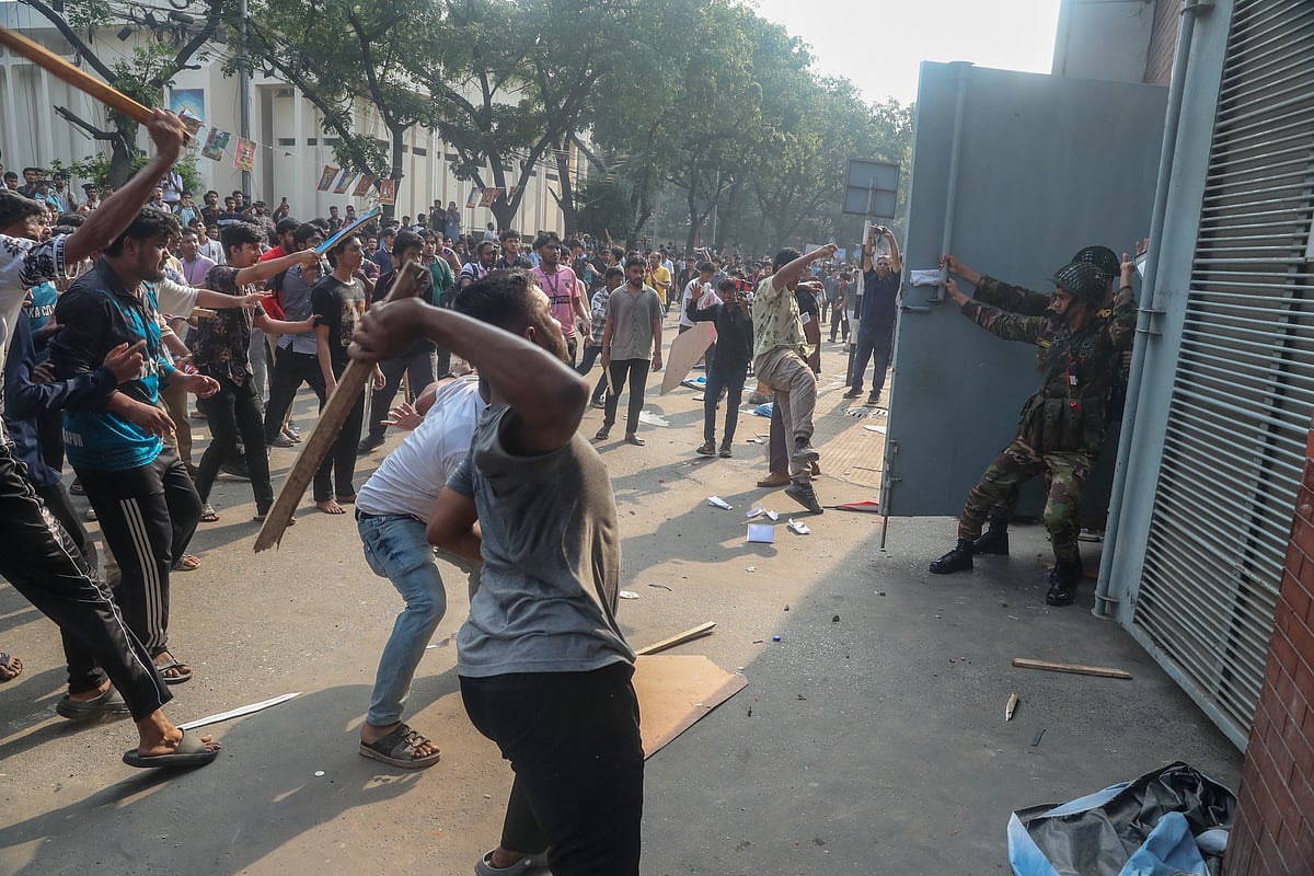 সচিবালয়ে বিক্ষোভকারীদের হামলা ও ভাঙচুর। গত মঙ্গলবার।
