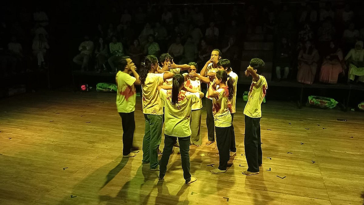 জাতীয় নাট্যশালার পরীক্ষণ থিয়েটার মিলনায়তনে মঞ্চস্থ ‘মুখোমুখি’ নাটকের দৃশ্য