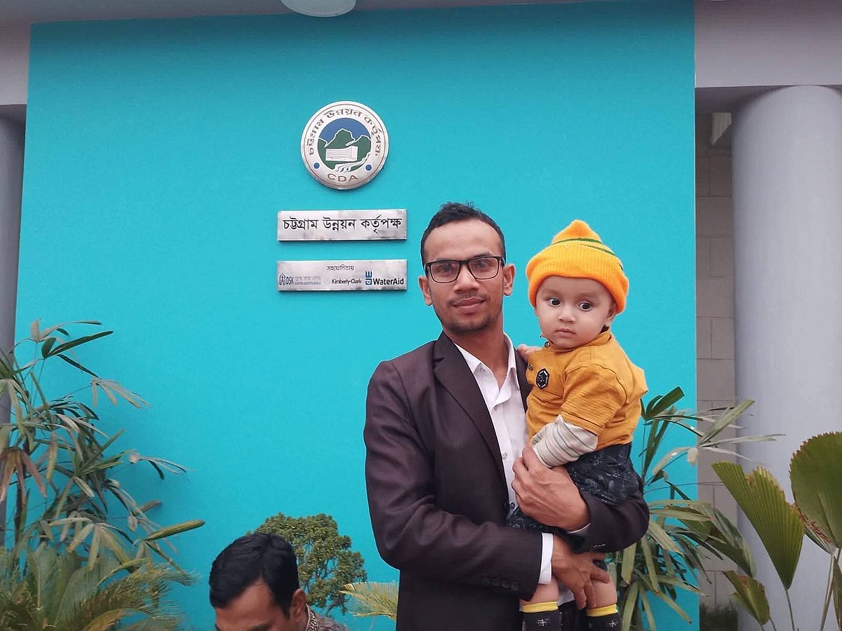 ডেঙ্গুতে আক্রান্ত হয়ে মারা যাওয়া ইমরান হোসেনের কোলে ছেলে সানজিদ