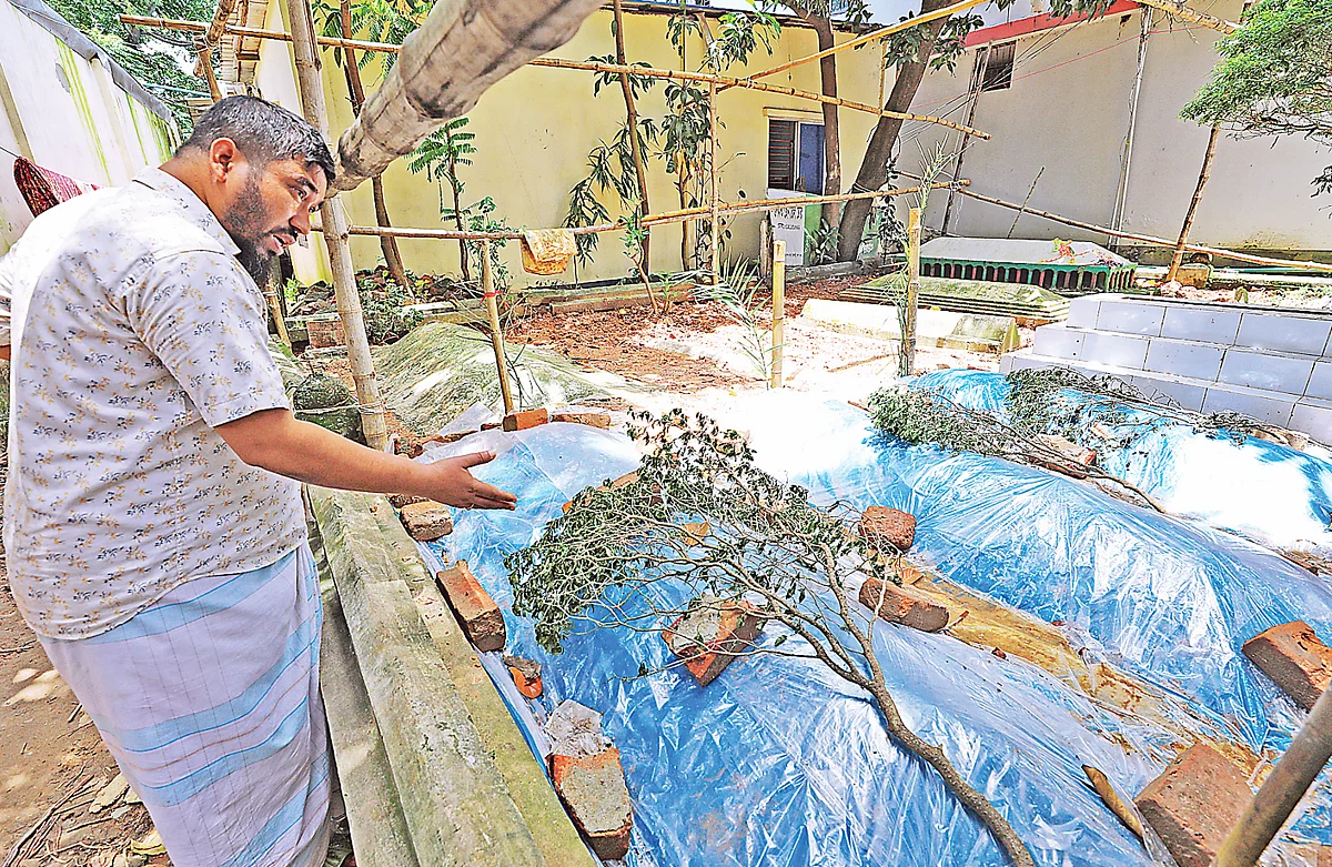 বোরহান উদ্দিন বাপ্পির কবরের সামনে বাঁশে ভর করে কাঁদছেন বাবা আবু শাহীন। বাপ্পির পাশে কবর দেওয়া হয়েছে রাজধানীর উত্তরায় মাইলস্টোন স্কুলে বিমান দুর্ঘটনায় নিহত তাঁদের পরিবারের আরও দুই শিশুকেও। গতকাল দুপুরে মাইলস্টোন স্কুলসংলগ্ন তারারটেক এলাকায় 