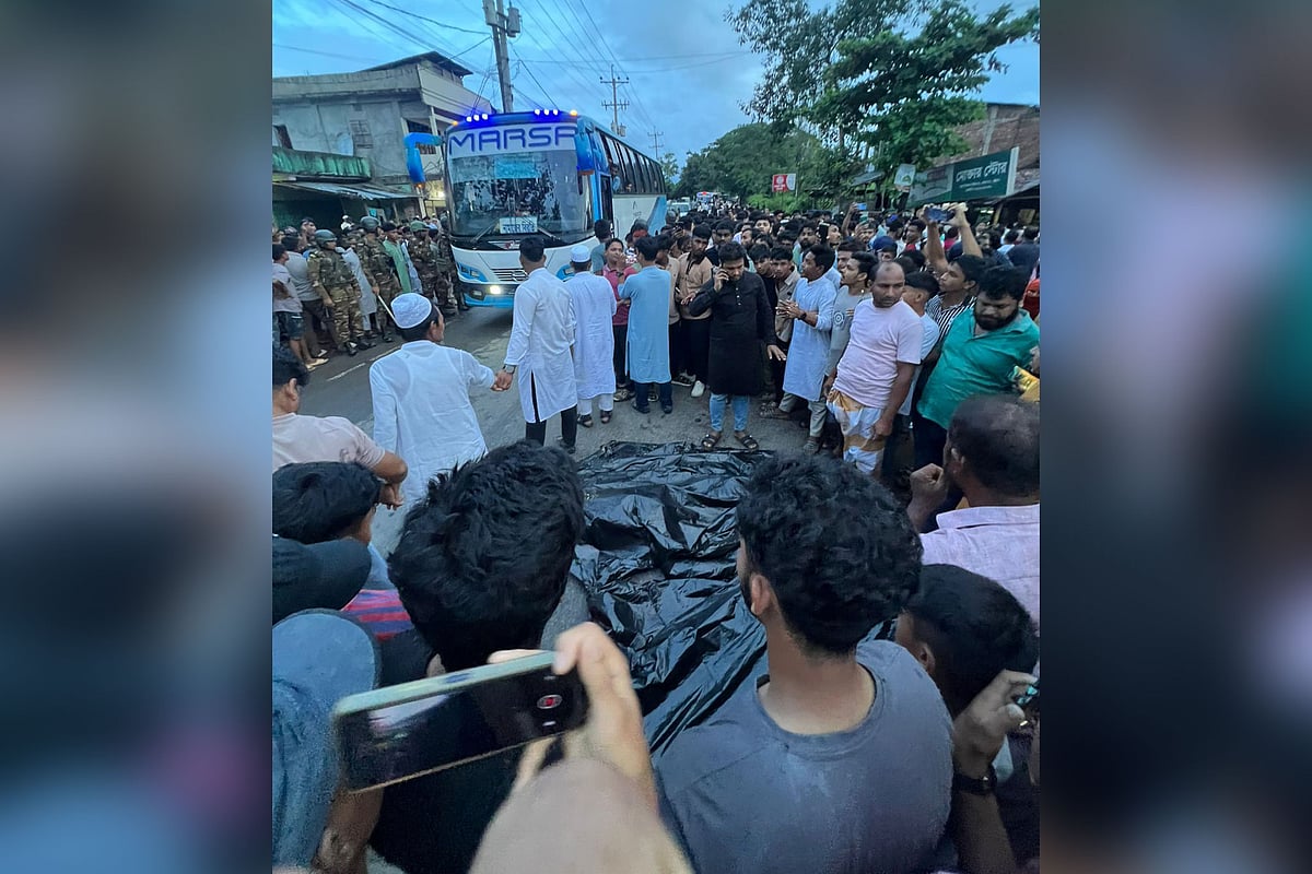 দুর্ঘটনায় নিহত দুজনের লাশ মহাসড়কের পাশে কালো পলিথিনে ঢেকে রাখা হয়েছে। আজ বিকেলে চট্টগ্রাম–কক্সবাজার মহাসড়কের লোহাগাড়ার পদুুয়ার সিকদার দীঘির এলাকায়