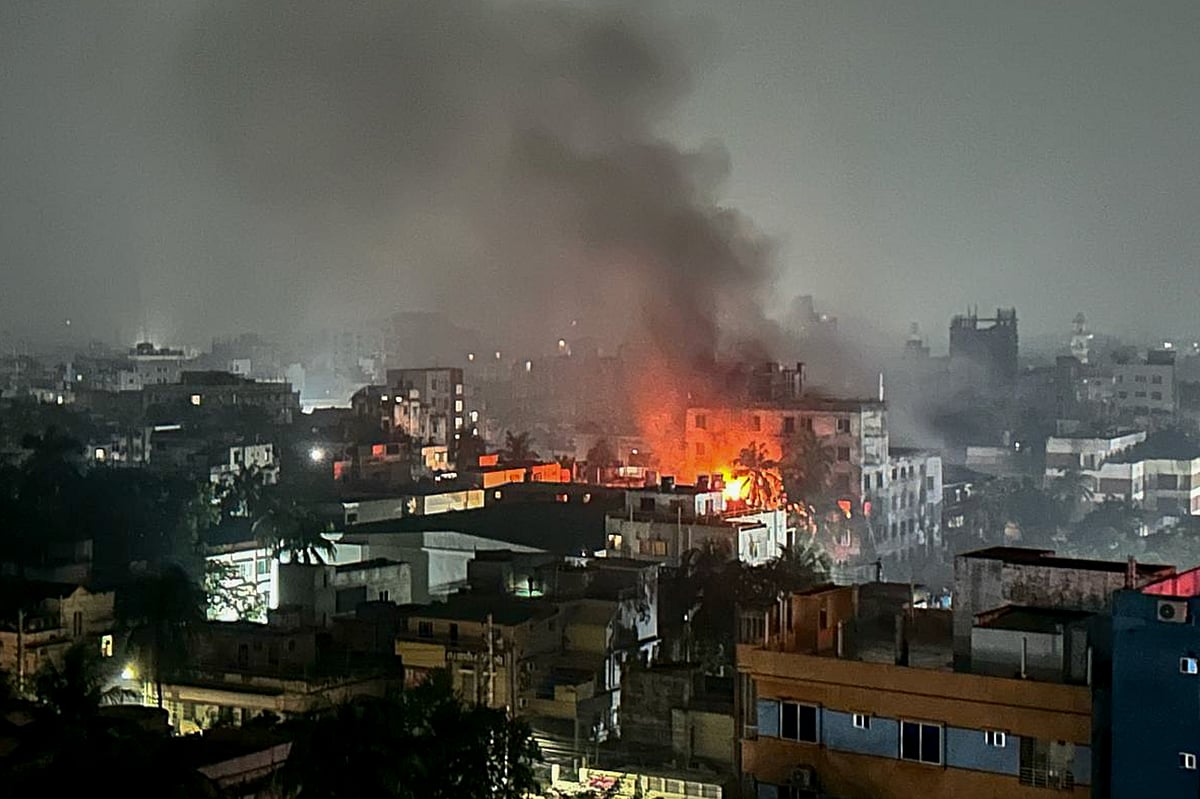 খুলনা নগরের বড় মির্জাপুর এলাকায় গতকাল বৃহস্পতিবার রাত দেড়টার দিকে রহমান ছাতা কোম্পানির কারখানায় আগুন লাগে। পরে ফায়ার সার্ভিসের সদস্যরা আগুন নিয়ন্ত্রণে আনেন
