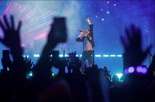 কনসার্টে গাইছেন ক্রিস মার্টিন