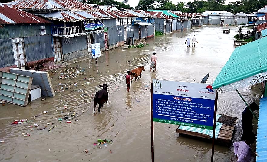 ভোলার মনপুরা উপজেলার কলাতলী ইউনিয়ন উচ্চ জোয়ারের পানিতে প্লাবিত হচ্ছে। আজ শুক্রবার ইউনিয়নের মনিরবাজার এলাকায়