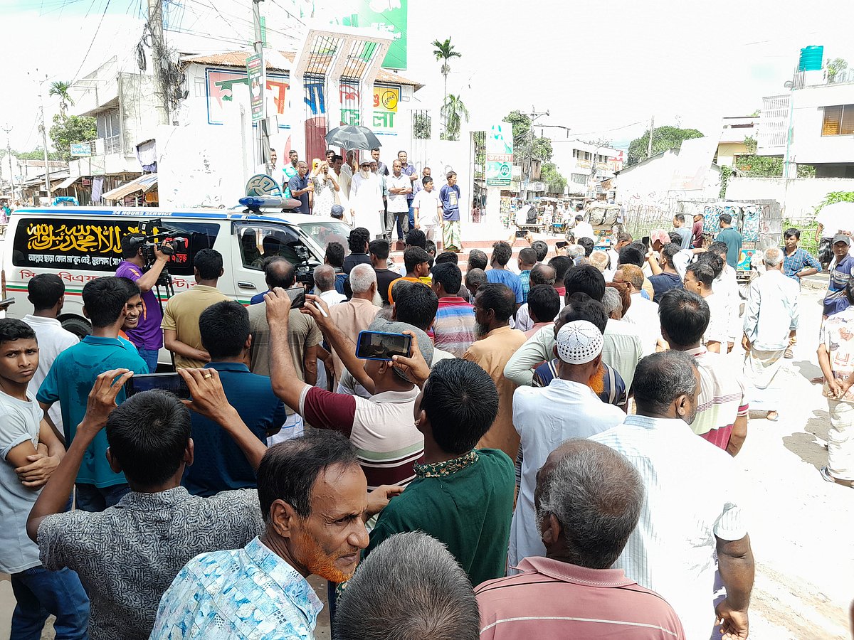 রংপুরের বদরগঞ্জে ‘মানিক বাহিনীর’ হামলায় আহত শফিকুল ইসলামের মৃত্যুর পর তাঁর লাশ নিয়ে বিক্ষোভ করেছেন স্বজন ও স্থানীয় বিএনপির নেতা-কর্মীরা। শনিবার দুপুরে বদরগঞ্জ কেন্দ্রীয় শহীদ মিনারে
